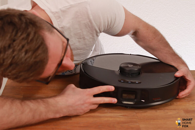 Die Technologie des Roborock S8 MaxV Ultra zur Hinderniserkennung wird durch einen Smart Home Fox Mitarbeiten inspiziert.